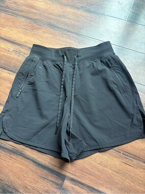 Lululemon license to train high rise short size 4
